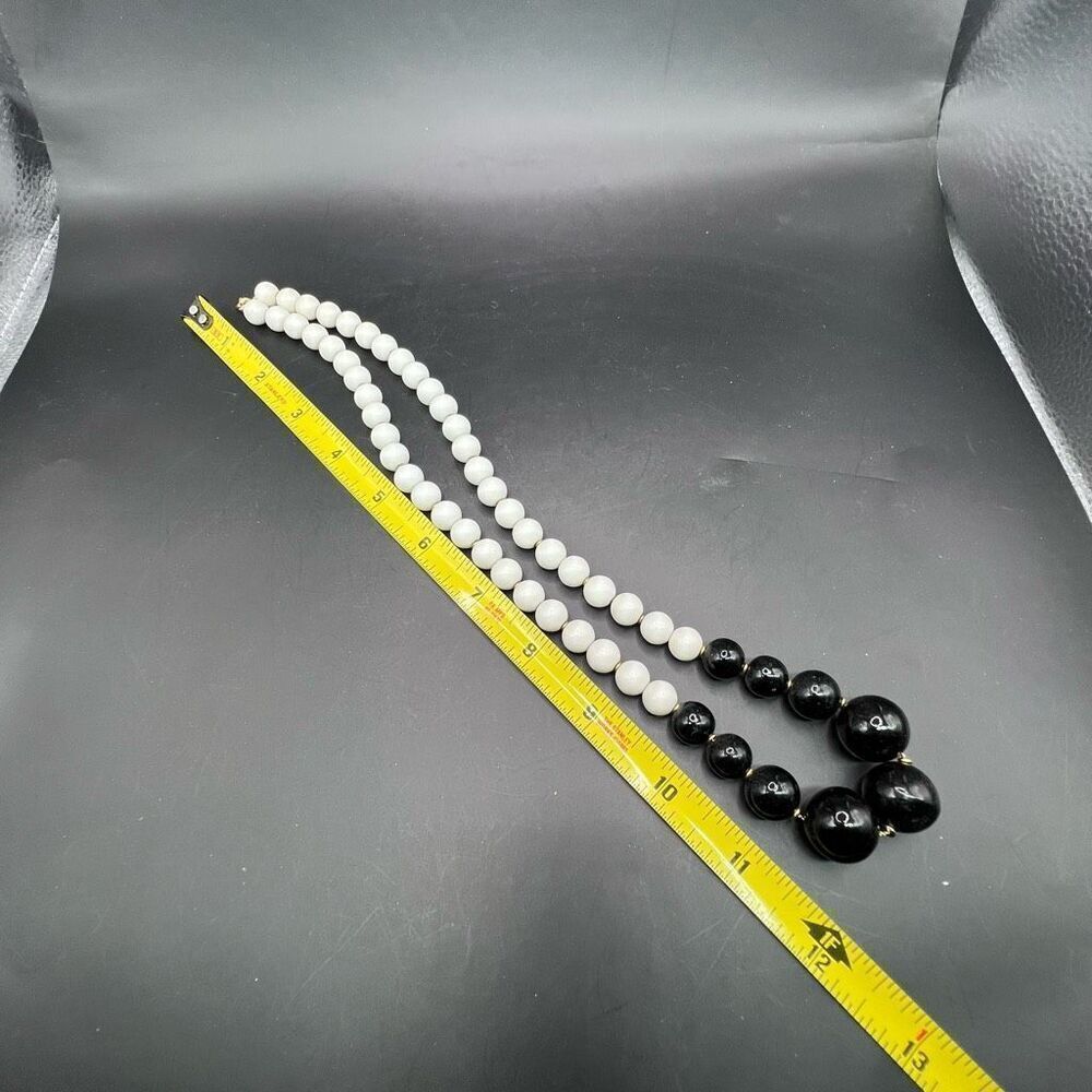 Vintage Classic Necklace Black And White Beads On Gold Tone Chain Classic Money - Picture 3 of 6